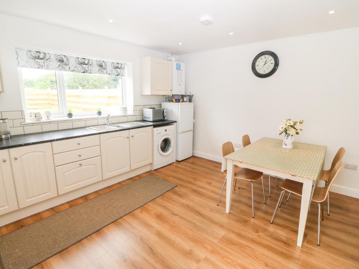 3 Green Terrace Gaerwen エクステリア 写真